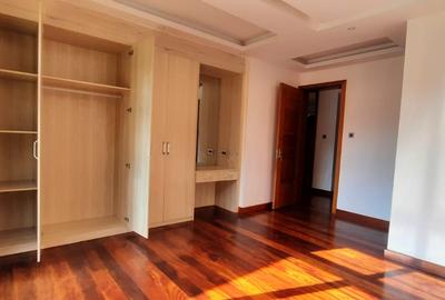 4 Bed Townhouse with En Suite at Lavington - 2