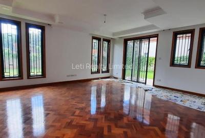 6 Bed Townhouse with En Suite in Lavington - 2