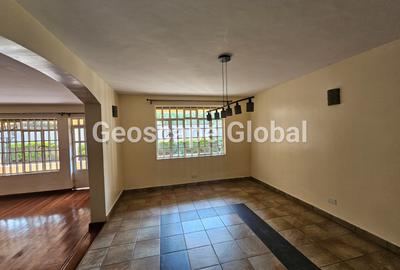 4 Bed House with En Suite in Rosslyn - 2