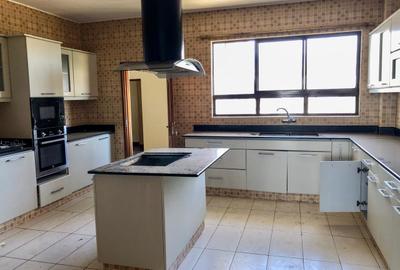 3 Bed Apartment with En Suite in Kilimani - 4
