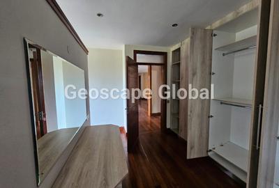 5 Bed House with En Suite in Runda