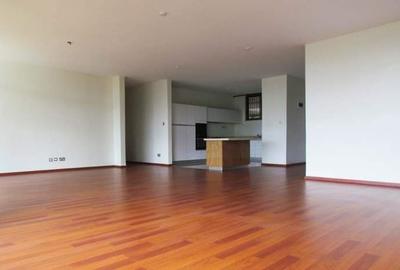 3 Bed Apartment with En Suite in Parklands - 4