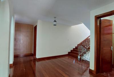 5 Bed Townhouse with En Suite in Lavington - 2