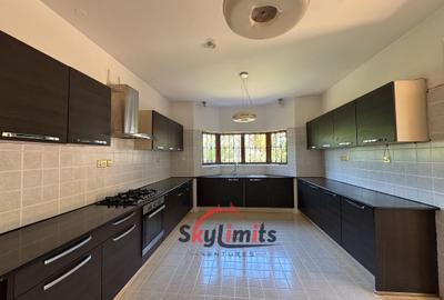 5 Bed Villa with En Suite in Runda - 4