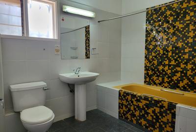 4 Bed House with En Suite at Hill View - 3