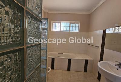 5 Bed House with En Suite in Runda