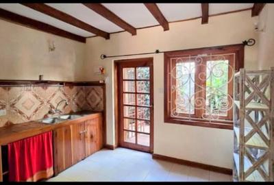 2 Bed House with En Suite in Rosslyn