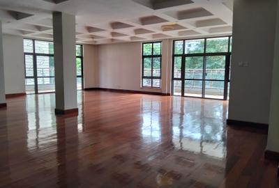 4 Bed Apartment with En Suite in Westlands Area