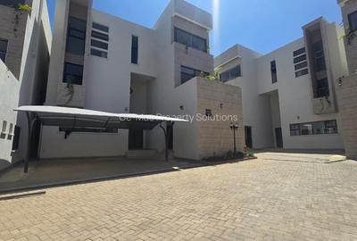 5 Bed House with Garden in Lavington - 2