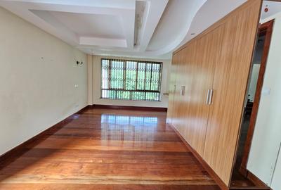 5 Bed Villa with En Suite in Lavington - 4