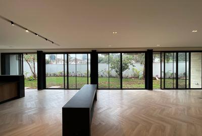 5 Bed Villa with En Suite in Spring Valley - 3