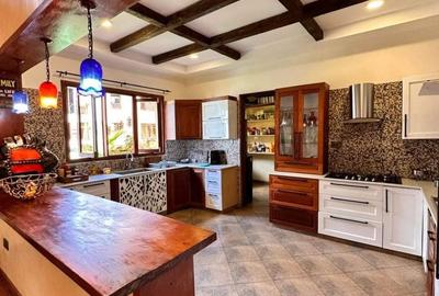 6 Bed House with En Suite at Ridgeways Road - 4
