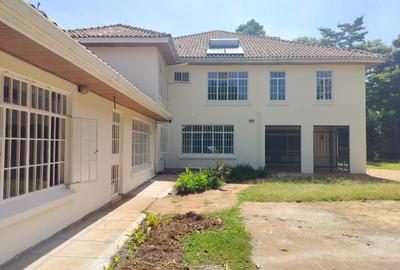 6 Bed House with En Suite in Nyari