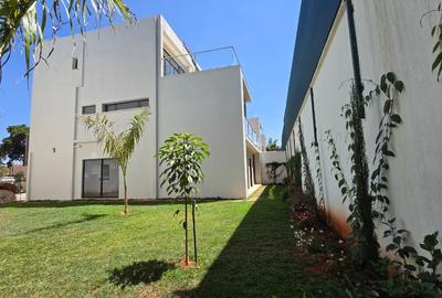 5 Bed House with En Suite in Lavington - 4