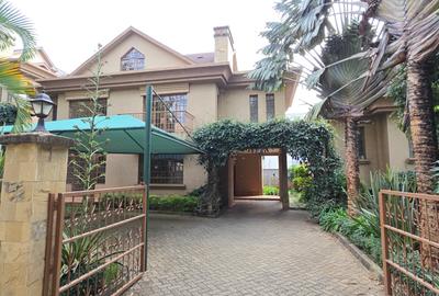 5 Bed Townhouse with En Suite at Lavington - 2