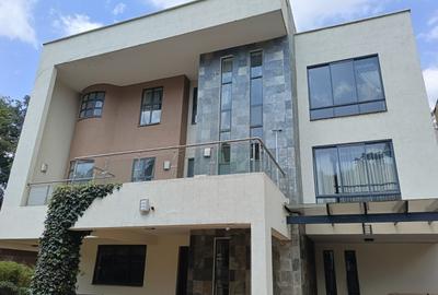 5 Bed Townhouse with En Suite at Lavington - 3