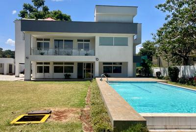 5 Bed House with En Suite in Runda