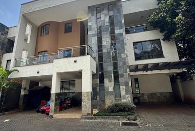 5 Bed Villa with En Suite at Lavington Green