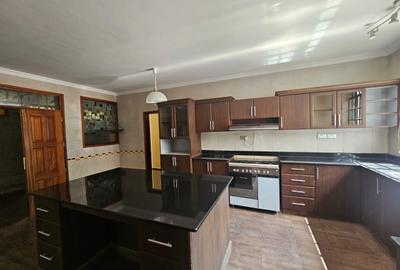 5 Bed House with En Suite in Runda