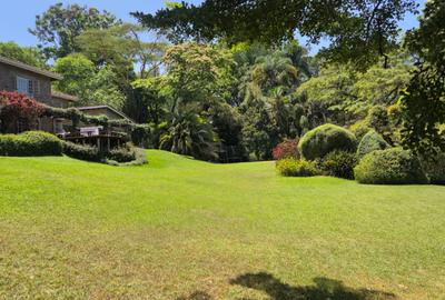 5 Bed House with Swimming Pool in Ridgeways