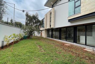 5 Bed Villa with En Suite in Brookside - 2