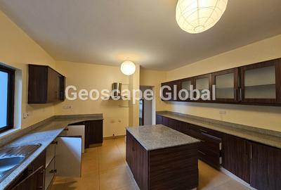 5 Bed House with En Suite in Nyari