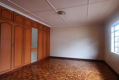 4 Bed Townhouse with En Suite at Lavington - 4