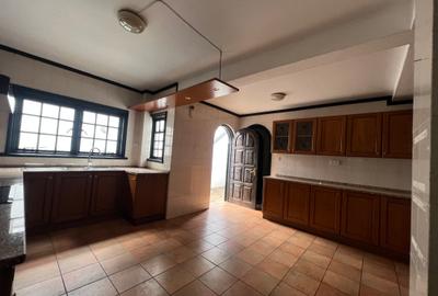 4 Bed Townhouse with En Suite at Riverside Dr - 2