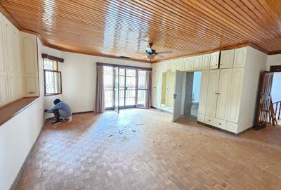 5 Bed House with En Suite in Runda - 4