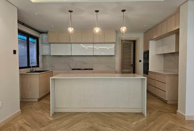 5 Bed Townhouse with En Suite in Lavington - 2