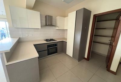 4 Bed Apartment with En Suite in Parklands - 2