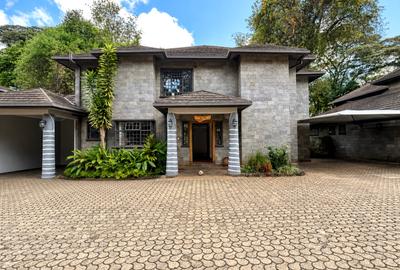 4 Bed Villa with En Suite in Spring Valley