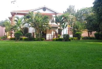 5 Bed Villa with En Suite in Runda