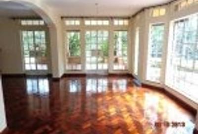 5 Bed Villa with En Suite in Rosslyn