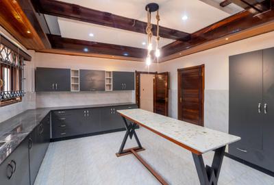 6 Bed House with En Suite in Karen