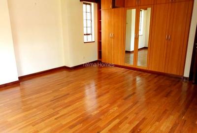 4 Bed Townhouse with En Suite at Lavington - 3