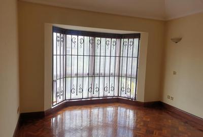 5 Bed House with En Suite in Runda