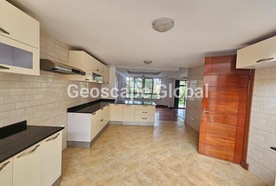 5 Bed House with En Suite in Lavington - 3