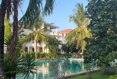 6 Bed Villa with En Suite at Casuarina - 4