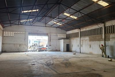 4,900 ft² Warehouse with Parking in Industrial Area - 3