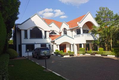 6 Bed House with En Suite in Runda