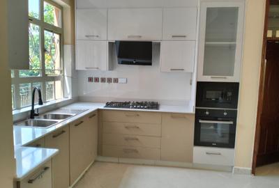 5 Bed Townhouse with En Suite in Nyari