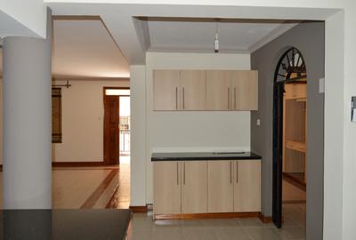 4 Bed Apartment with En Suite in Parklands - 3
