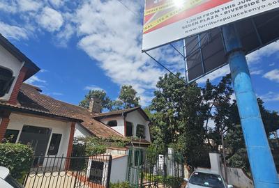 1,500 ft² Commercial Property with Service Charge Included at Riverside