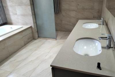 5 Bed Townhouse with En Suite in Lavington - 4