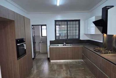 3 Bed Apartment with En Suite at City Park - 4