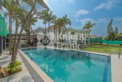 7 Bed House with En Suite at Un Crescent