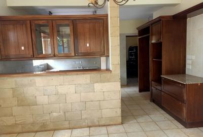 5 Bed Townhouse with En Suite at Lonetree - 3