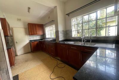 4 Bed House with En Suite in Lavington