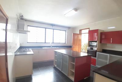 5 Bed Townhouse with En Suite at Lavington - 4